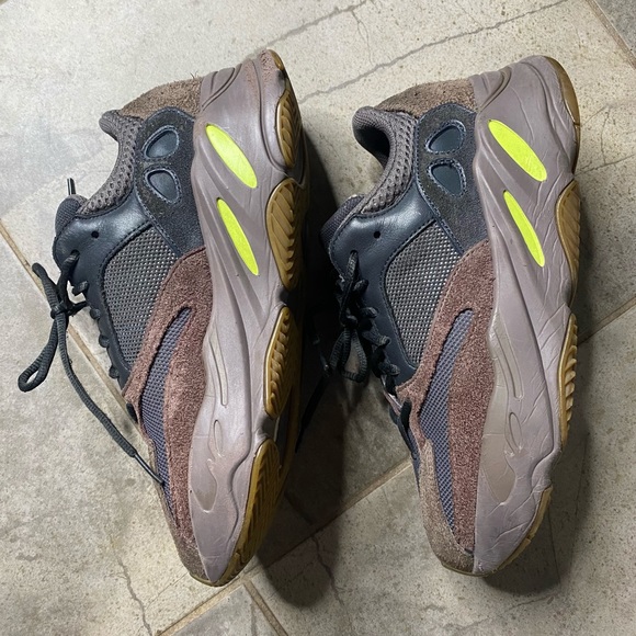 Mauve Yeezy 700 - Picture 3 of 7